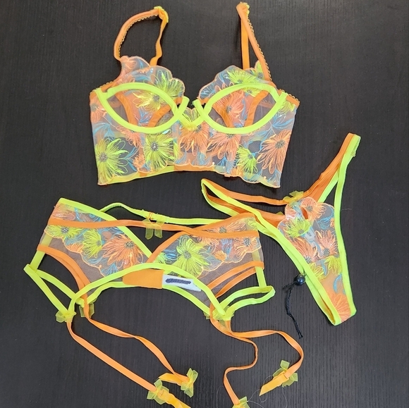 New!For Love and Lemons Waterlily Embroidered Bustier with Matching Belt & Thong - Picture 5 of 15